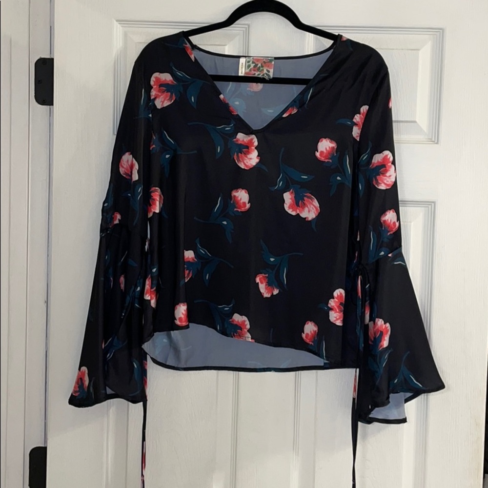 Women’s floral v neck blouse